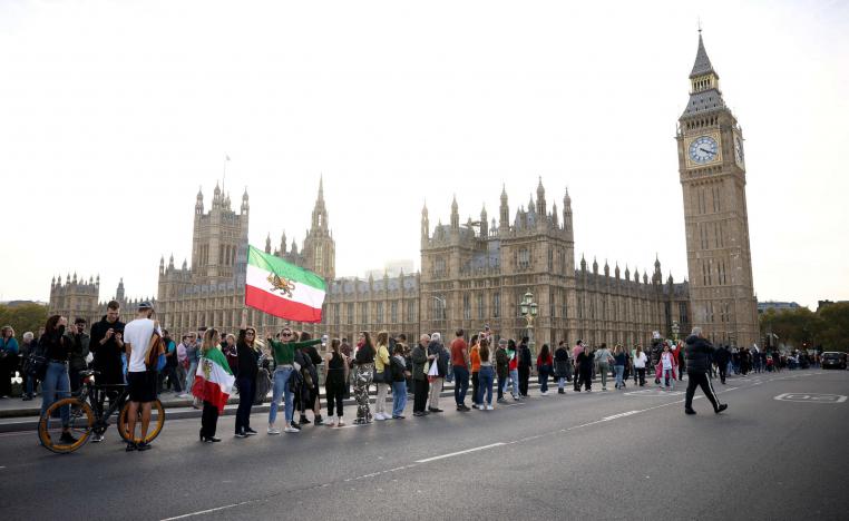  وزير الاستخبارات إسماعيل خطيب يحذّر من أنّ المملكة المتحدة "ستدفع" ثمن دعم "انعدام الأمان" في إيران.