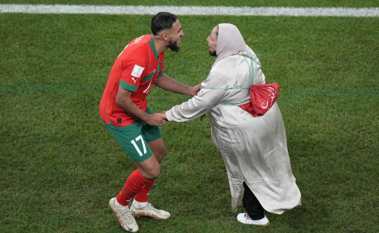 اللاعب المغربي سفيان بوفال يحتفل مع والدته بالتأهل للمربع الذهبي في مونديال قطر