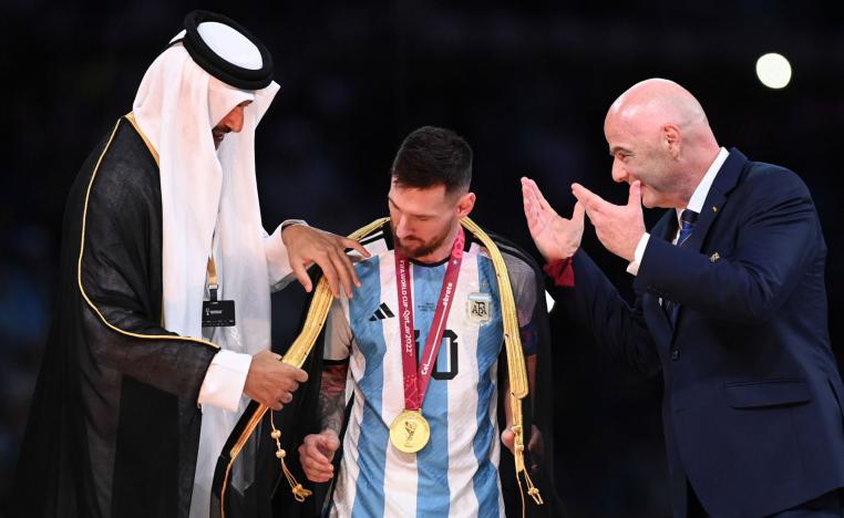 أمير قطر يُلبس ميسي البشت العربي لحظة تتويجه بالكرة الذهبية ولحظة تتويج الارجنتين بالكأس