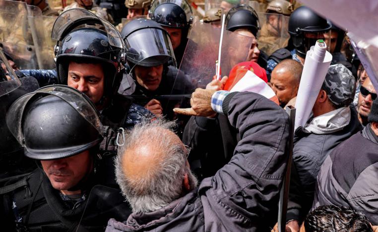 صدام بين الأمن والمحتجين يسفر عن حالات اختناق وإصابات 