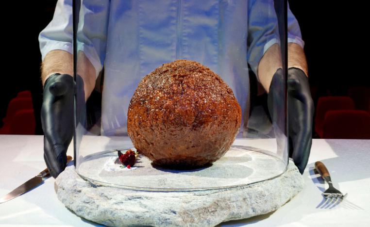 كرة عملاقة من لحم الماموث الصوفي