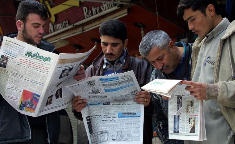 أكراد يقرأون صحفا في أربيل