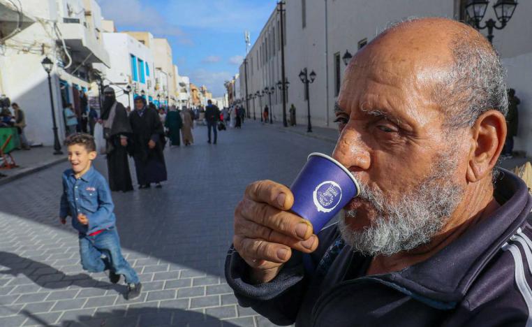 ليبي يشرب القهوة في سوق طرابلس الشعبي