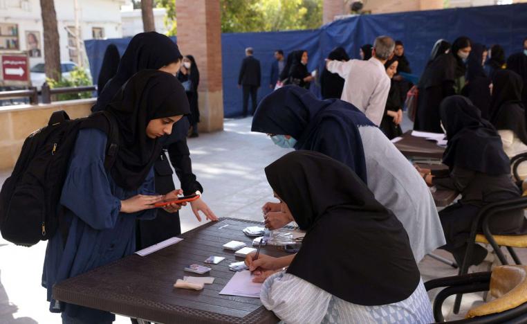 اتهام رجال الدين المتشددين بالوقوف وراء مخطط لغلق مدراس الفتيات بإيران