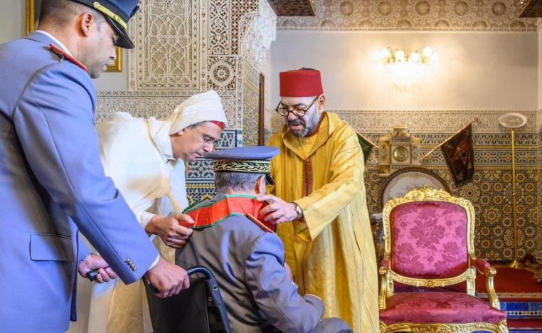 العاهل المغربي يكرم المتفش العام السابق للجيش