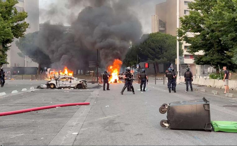محتجون يضرمون النار في مباني البلديات والمدارس ومراكز الشرطة