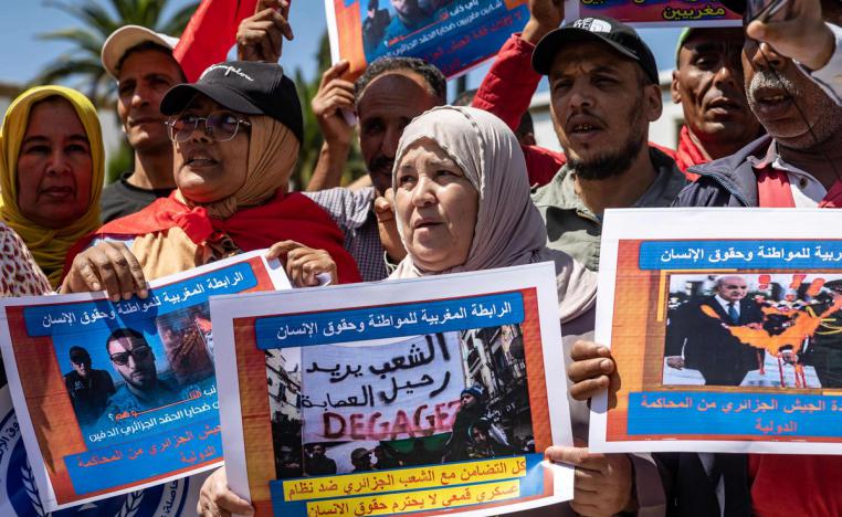 محتجون مغاربة  ينتقدون ممارسات قائد أركان الجيش الجزائري