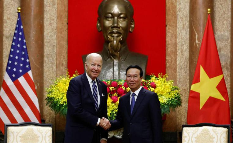 الرئيس الأميركي جو بايدن مع الرئيس الفيتنامي فو فان توونغ بجانب تمثال هو شي منه