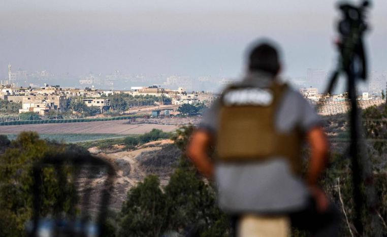 صحفي يصور مستوطنة هستدروت على حافة الحدود الإسرائيلية مع غزة