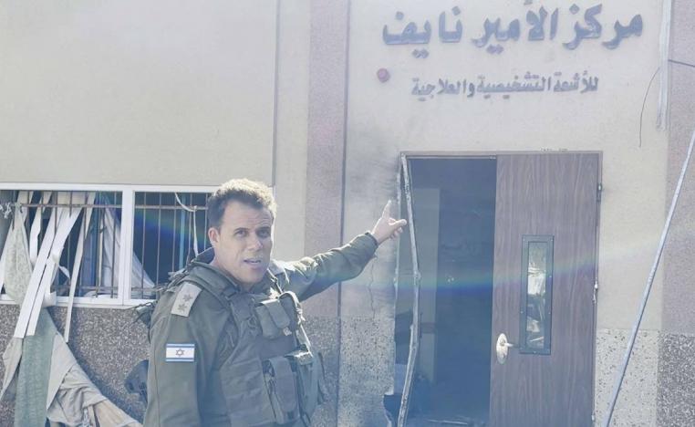 ضابط إسرائيلي يستعرض تواجدا مفترضا لحماس في مجمع مستشفى الشفاء في غزة