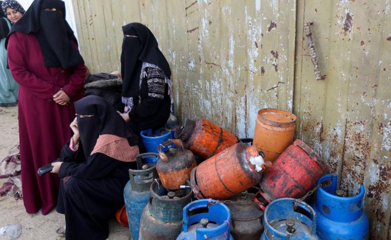 فلسطينيات في غزة ينتظرن توزيع الغاز بعد بدء الهدنة