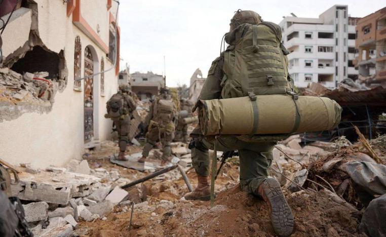 جنود إسرائيليون وسط دمار غزة