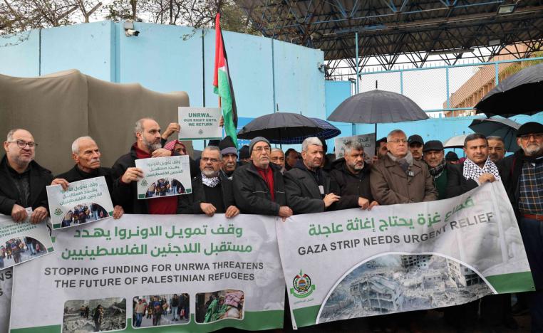 العشرات من اللاجئين الفلسطينيين يعتصمون أمام مقر الأونروا في بيروت 