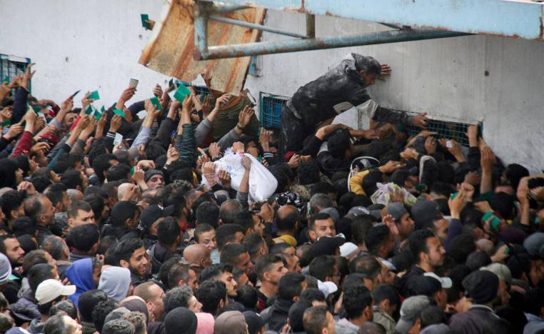 فلسطينيون يتدافعون أما مركز لتوزيع الأغذية في غزة