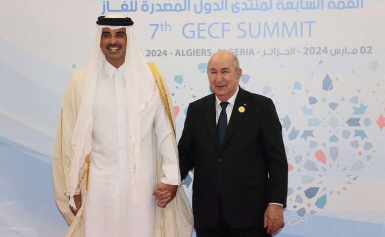 الرئيس الجزائري عبدالمجيد تبون مع أمير قطر الشيخ تميم بن حمد آل ثاني في قمة الغاز في الجزائر