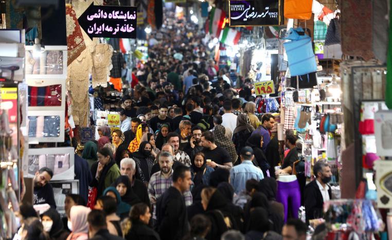 الأزمة الاقتصادية تجبر الإيرانيين على التقشّف 