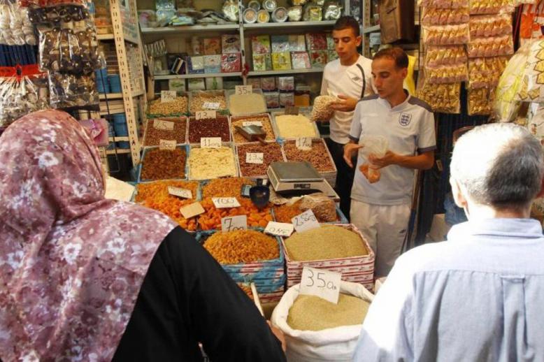 جزائريون يرتادون محل عطارة