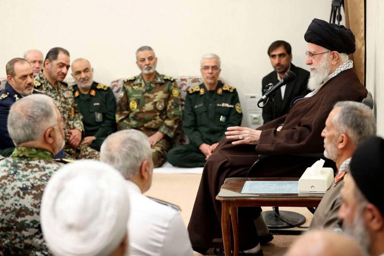 المرشد الأعلى علي خامنئي يلتقي بكبار قيادات الجيش والحرس الثوري في إيران