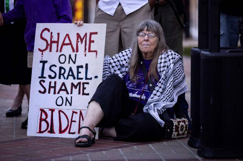 متظاهرة ضد حرب غزة في حرم جامعة جنوب كاليفورنيا