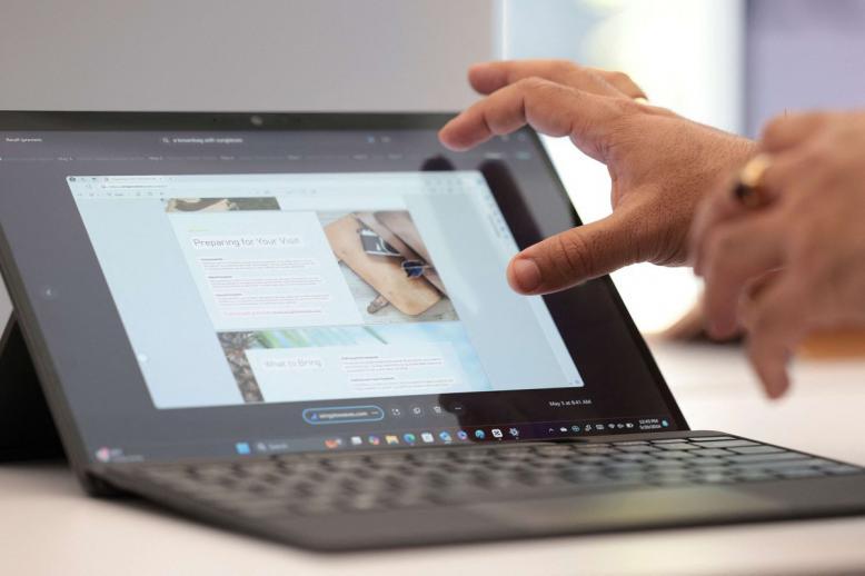 عرض توضيحي لميزة Recall من Microsoft على جهاز Surface Pro