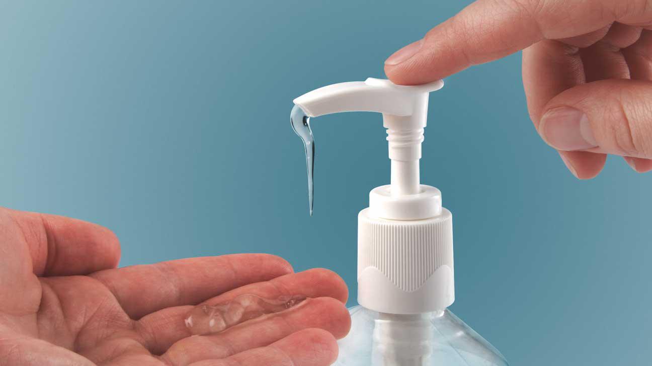 شخص يستخدم صابونا سائلا لتطهير يديه