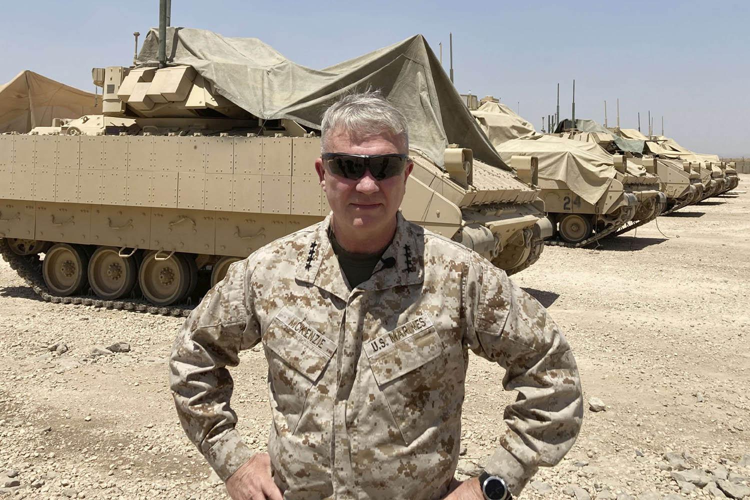 قائد القيادة المركزية الأميركية الجنرال كينيث فرانك ماكينزي مع قوات أميركية في سوريا