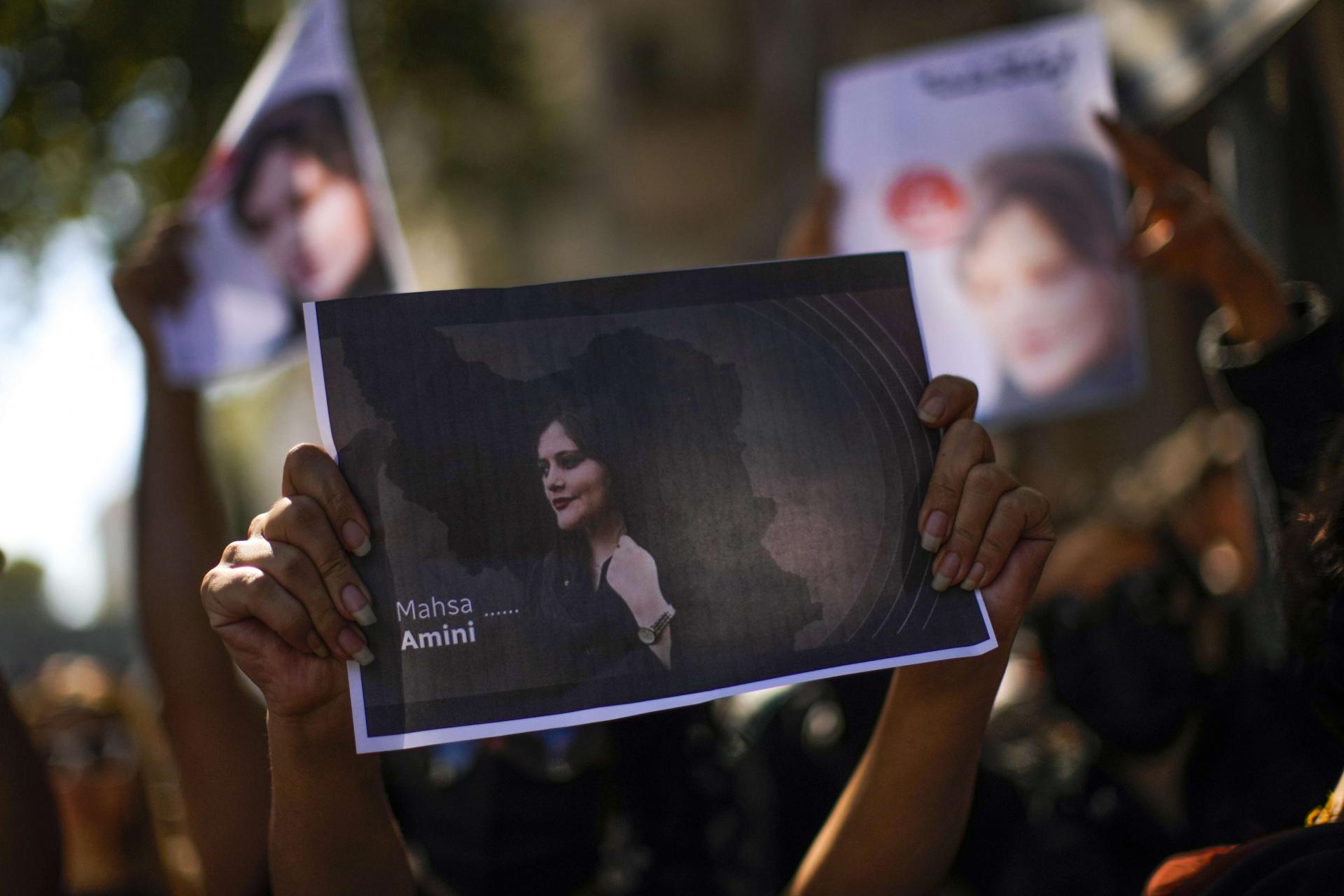 الخميس أوقِفت إيران صحافية غطت جنازة أميني
