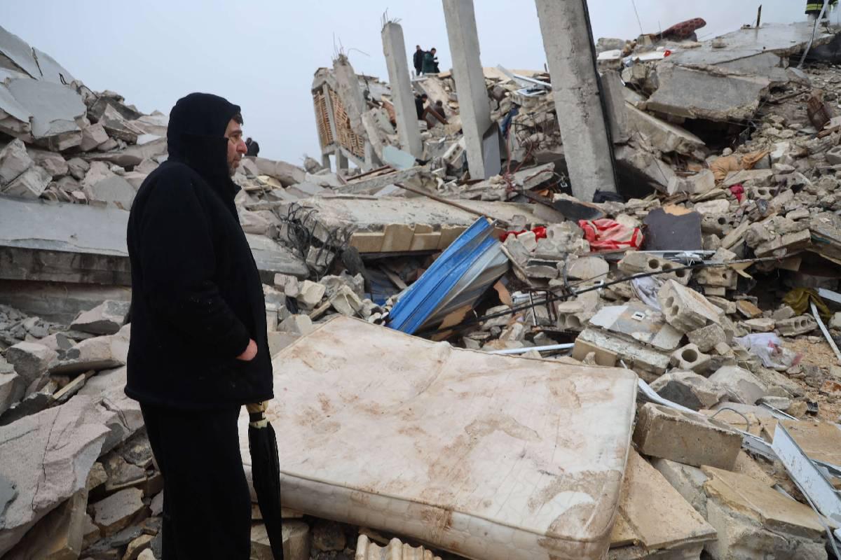 سوري يقف على اطلال مبنى انهار بسبب الزلزال في منطقة ادلب