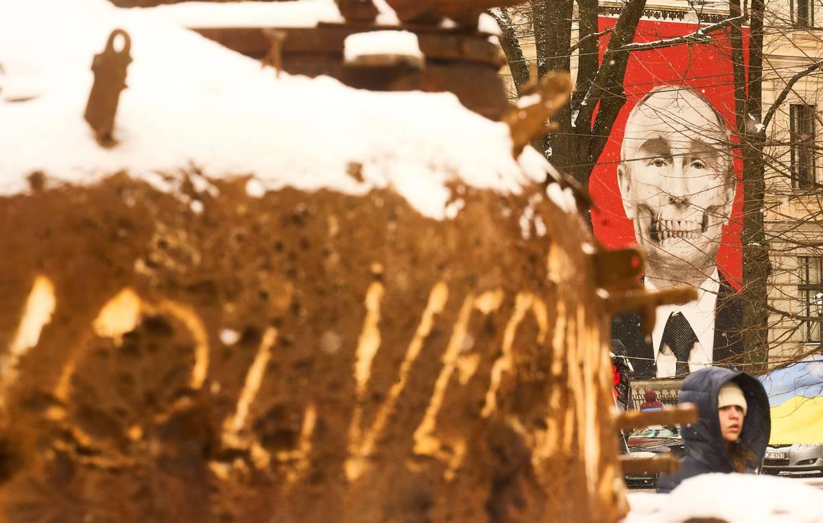 صورة مشوهة لبوتين بالقرب من دبابة روسية مدمرة على مقربة من كييف