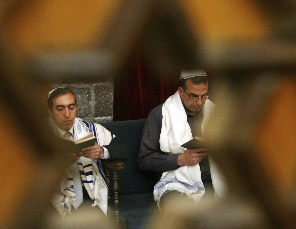يهود في كنيس دمشق