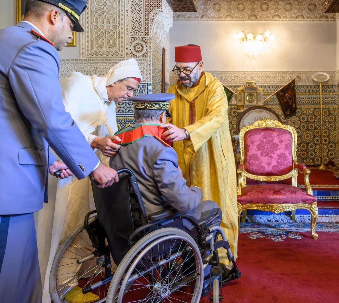 العاهل المغربي يكرم المتفش العام السابق للجيش