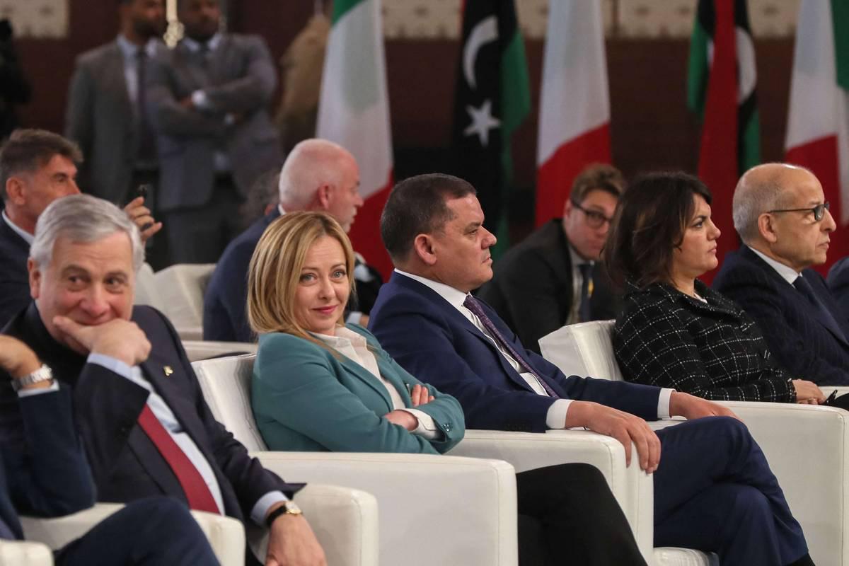 رئيس حكومة الوحدة الليبية عبدالحميد دبيبة مع رئيسة الوزراء الإيطالية جورجيا ميلوني اثناء مراسم توقيع اتفاق نفطي