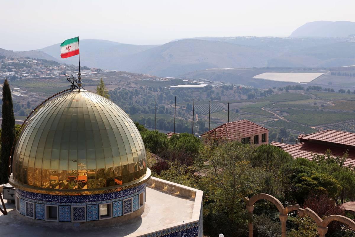 مجسم للمسجد الأقصى وعلم إيران في بلدة مارون الراس على الحدود اللبنانية الإسرائيلية