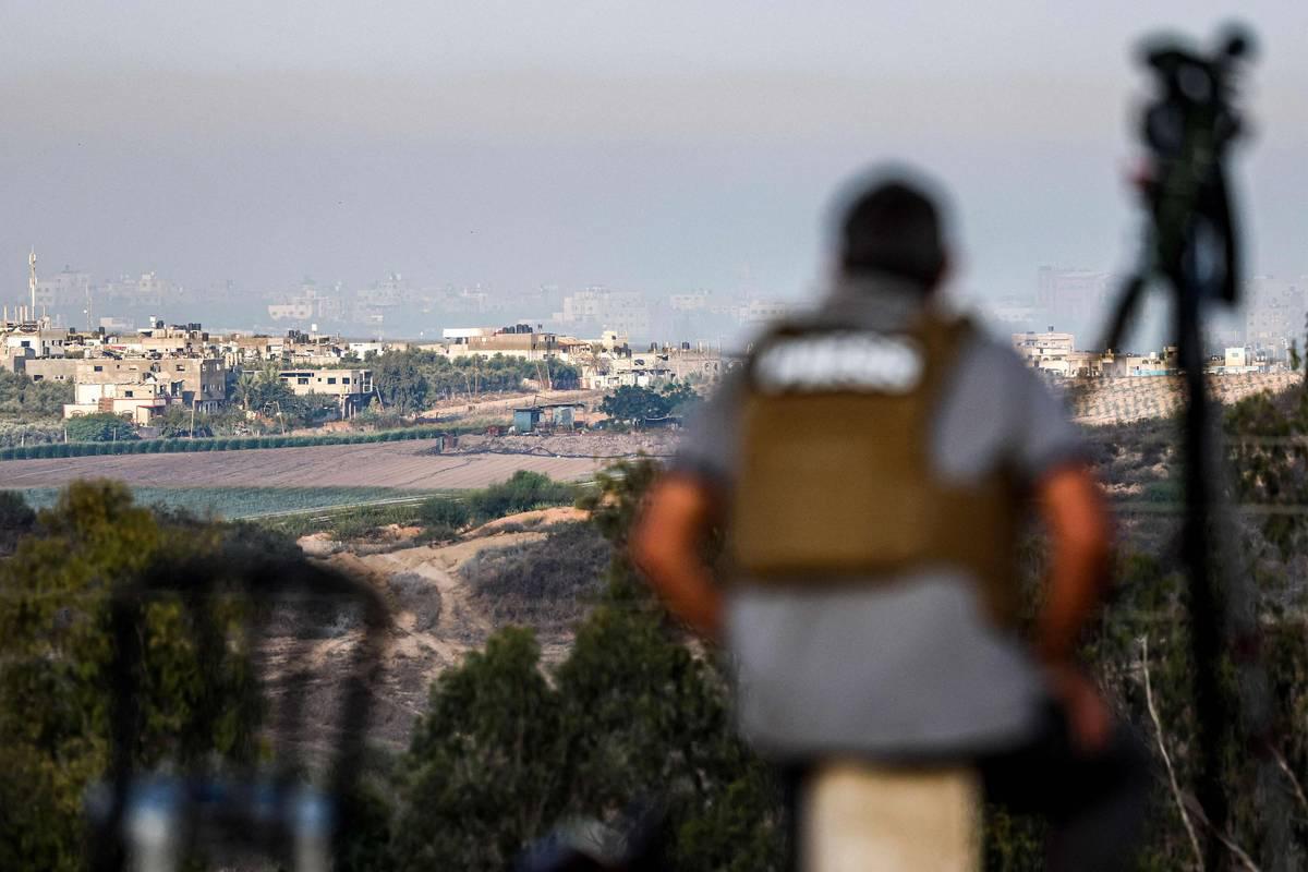 صحفي يصور مستوطنة هستدروت على حافة الحدود الإسرائيلية مع غزة