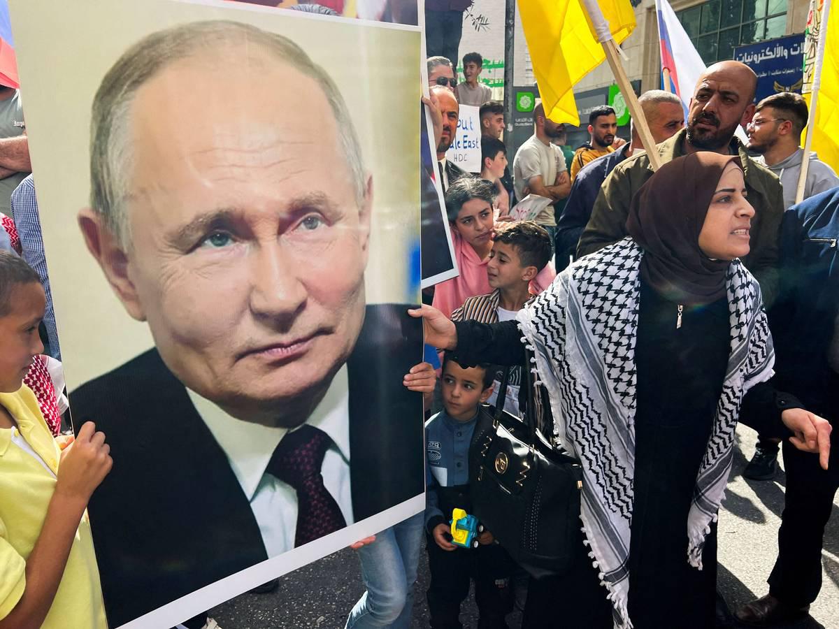 فلسطينيون يرفعون صورة بوتين في الخليل