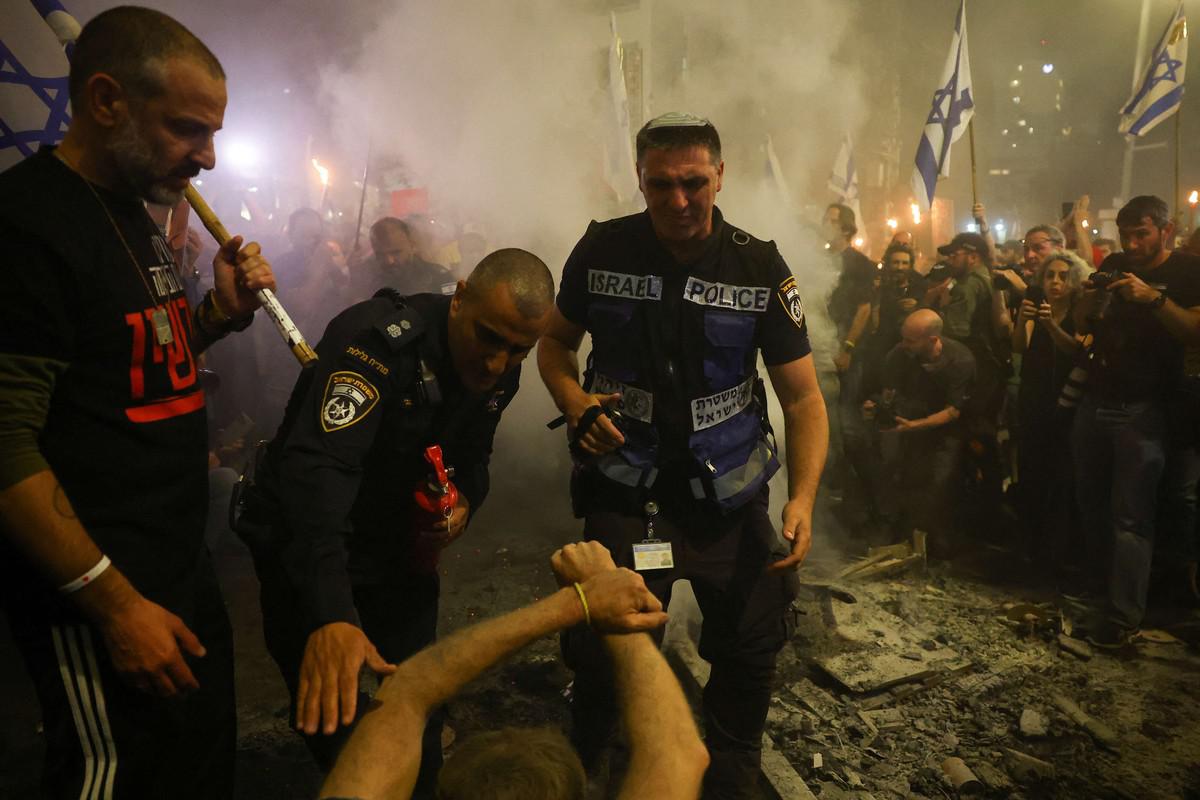 احتجاجات حاشدة في جميع أنحاء إسرائيل لإعادة الرهائن