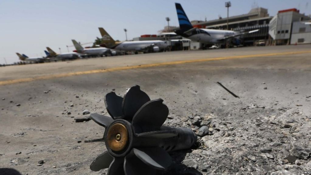 بقايا صاروخ سقط في مطار طرابلس