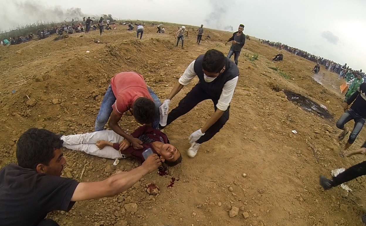 متظاهر فلسطيني مصاب بقنص إسرائيلي