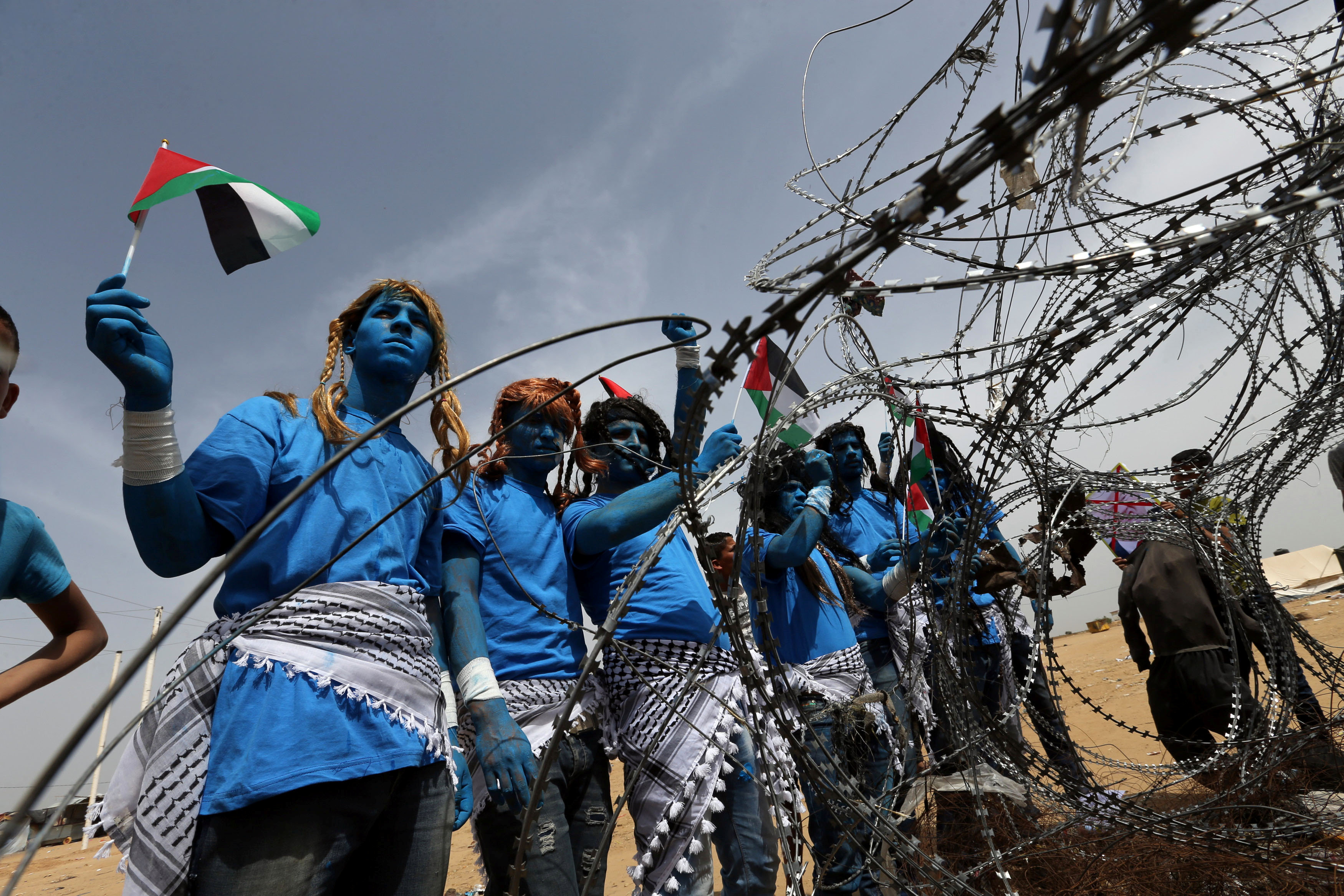 فلسطينيون يحتجون سلميا