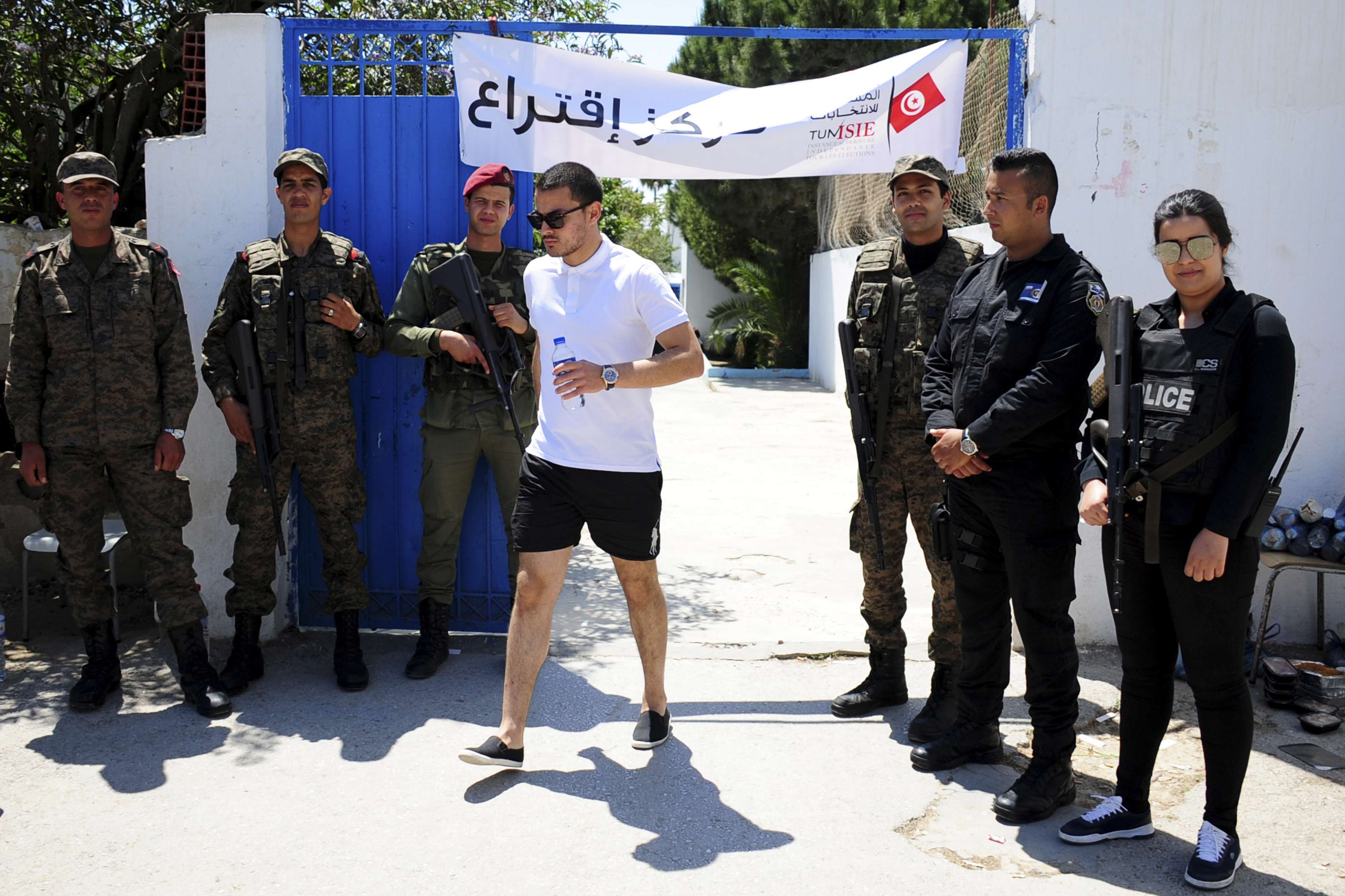 عناصر أمن وجيش ومنتخب وحيد أمام مكتب اقتراع بتونس