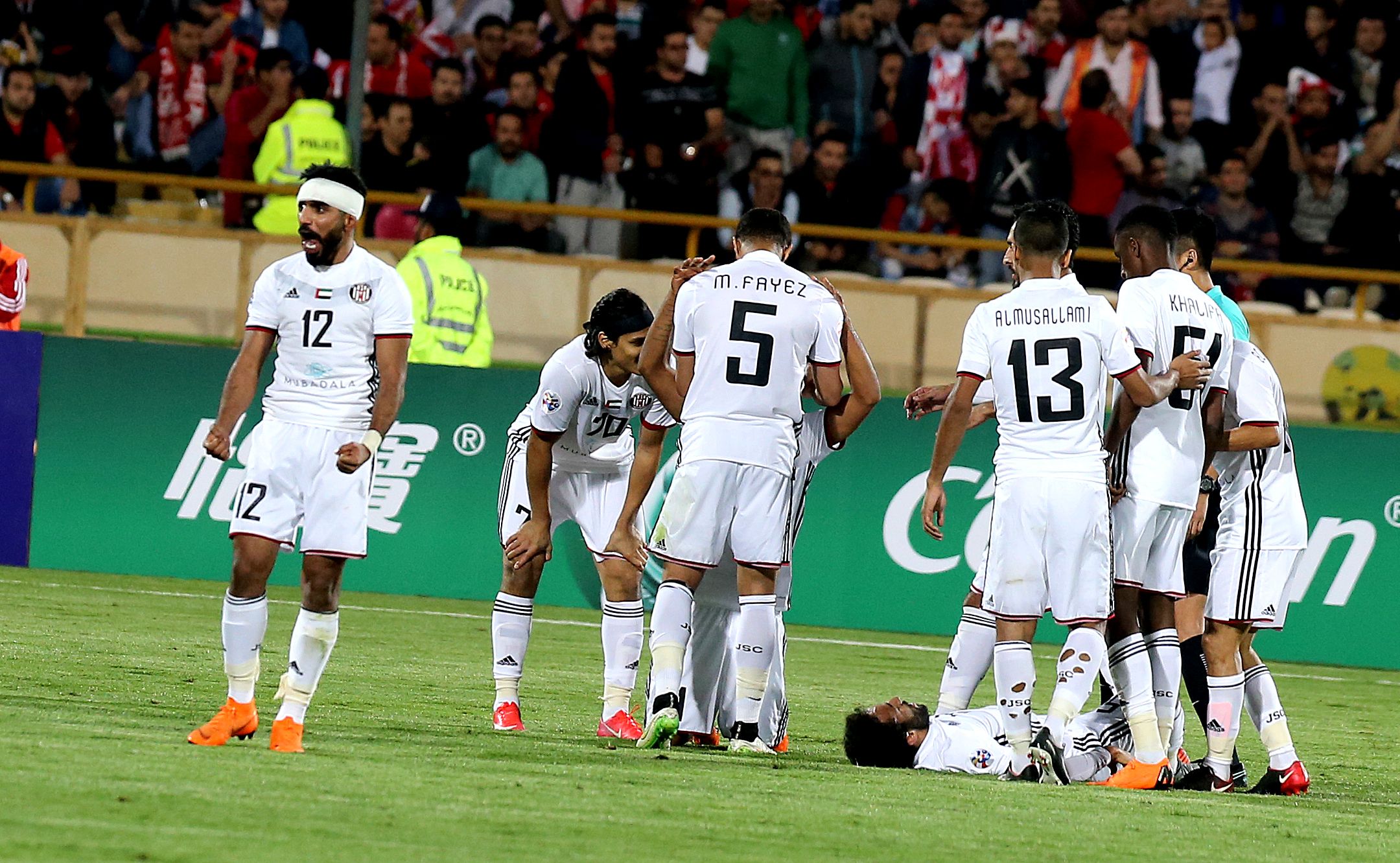 لاعبوا الجزيرة يحتفلون بتسجيل هدف في مرمى بيرسيبوليس 