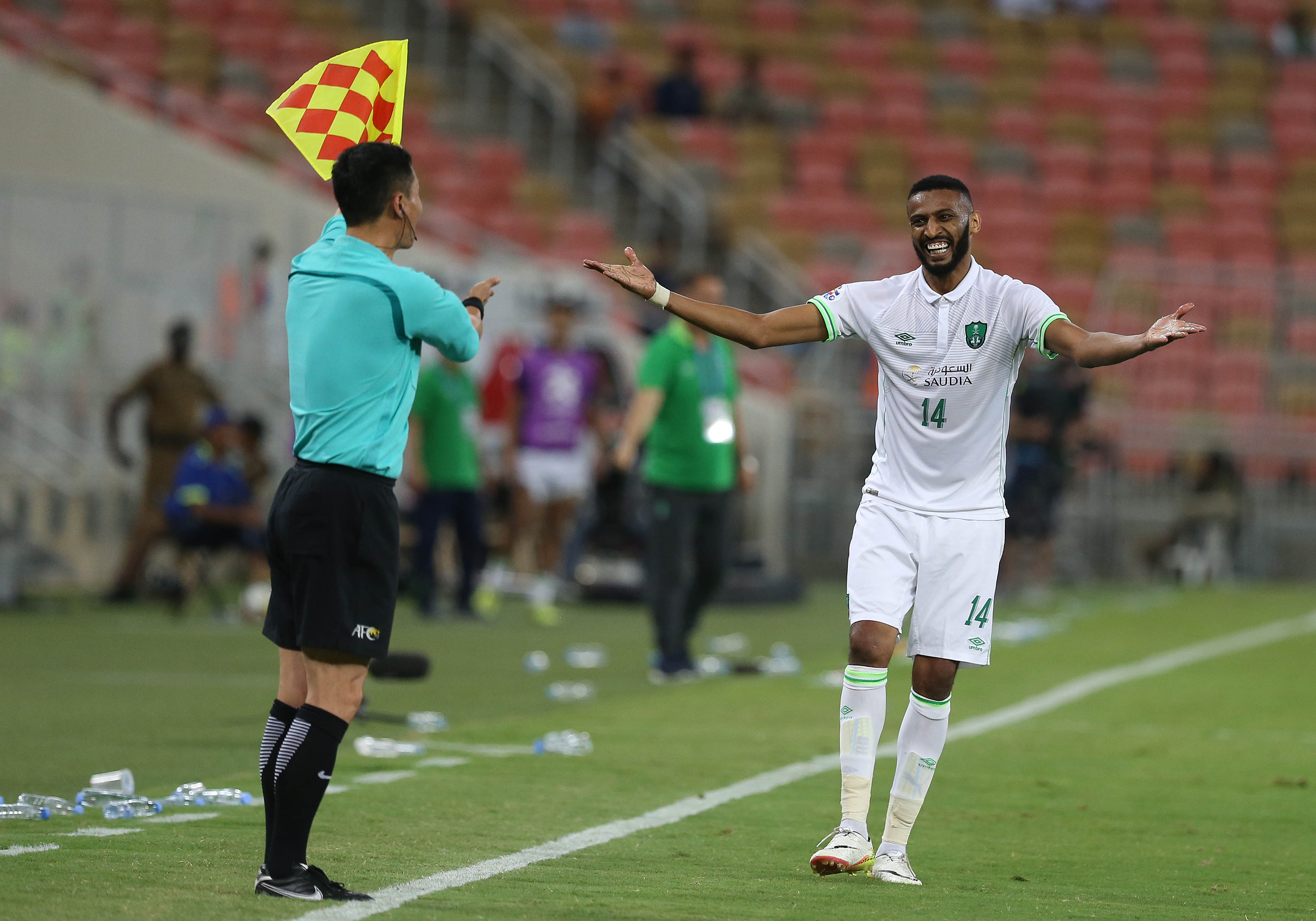 مهند أبو ردينة خلال مباراة فريقه الأهلي مع السد