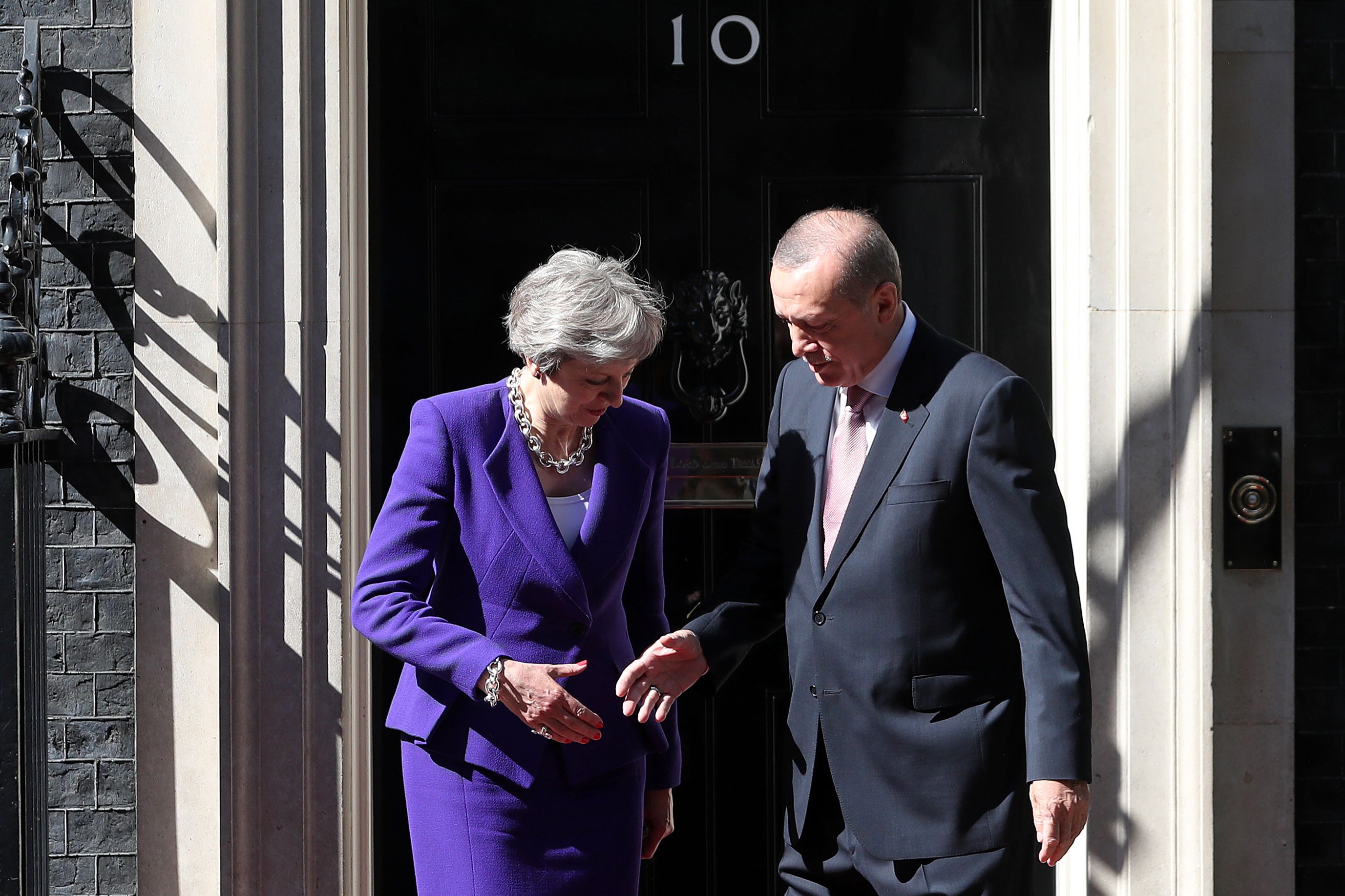 رئيسة الوزراء البريطانية تيريزا ماي تستقبل الرئيس التركي
