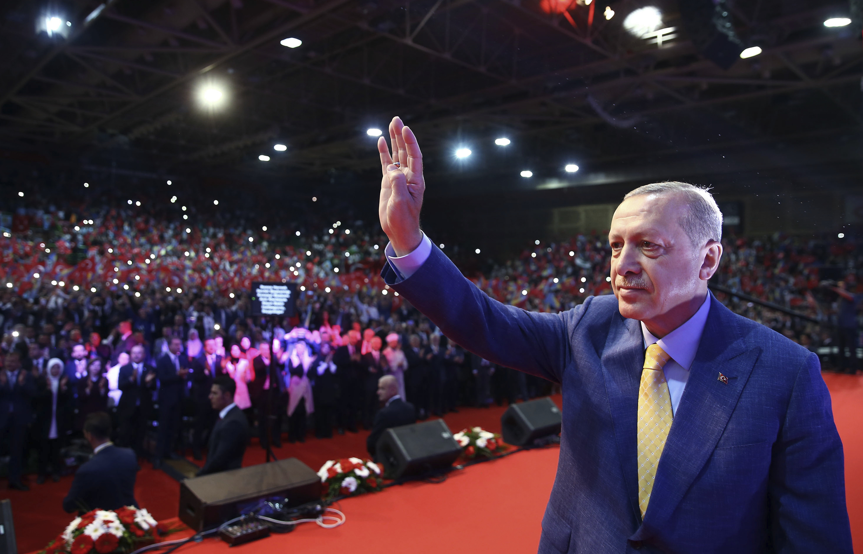 الرئيس التركي رجب طيب اردوغان يحيي انصاره من الجالية التركية في سراييفو