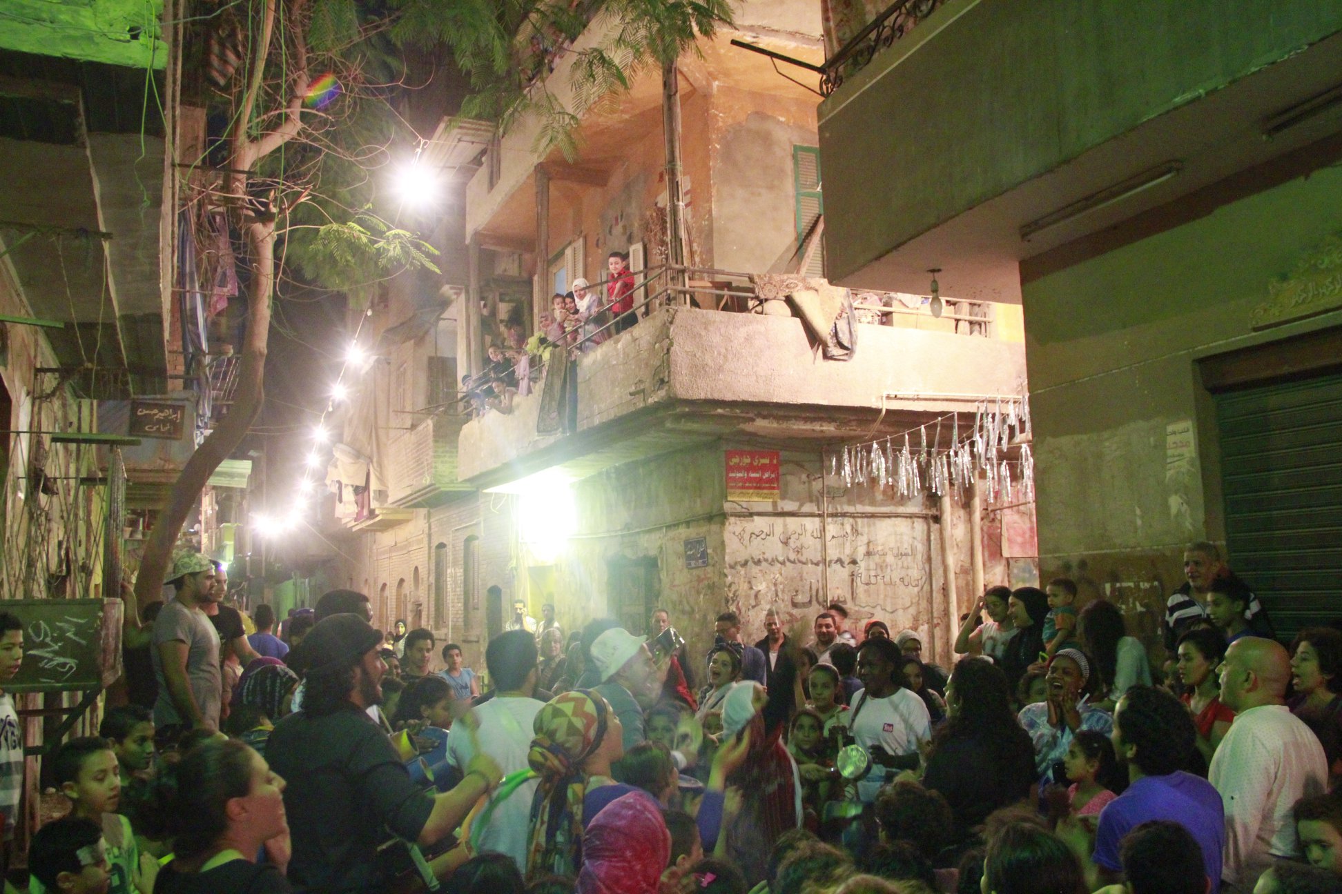 حشد كبير في احد شوارع القاهرة يحيط بممثلي 'ناس'