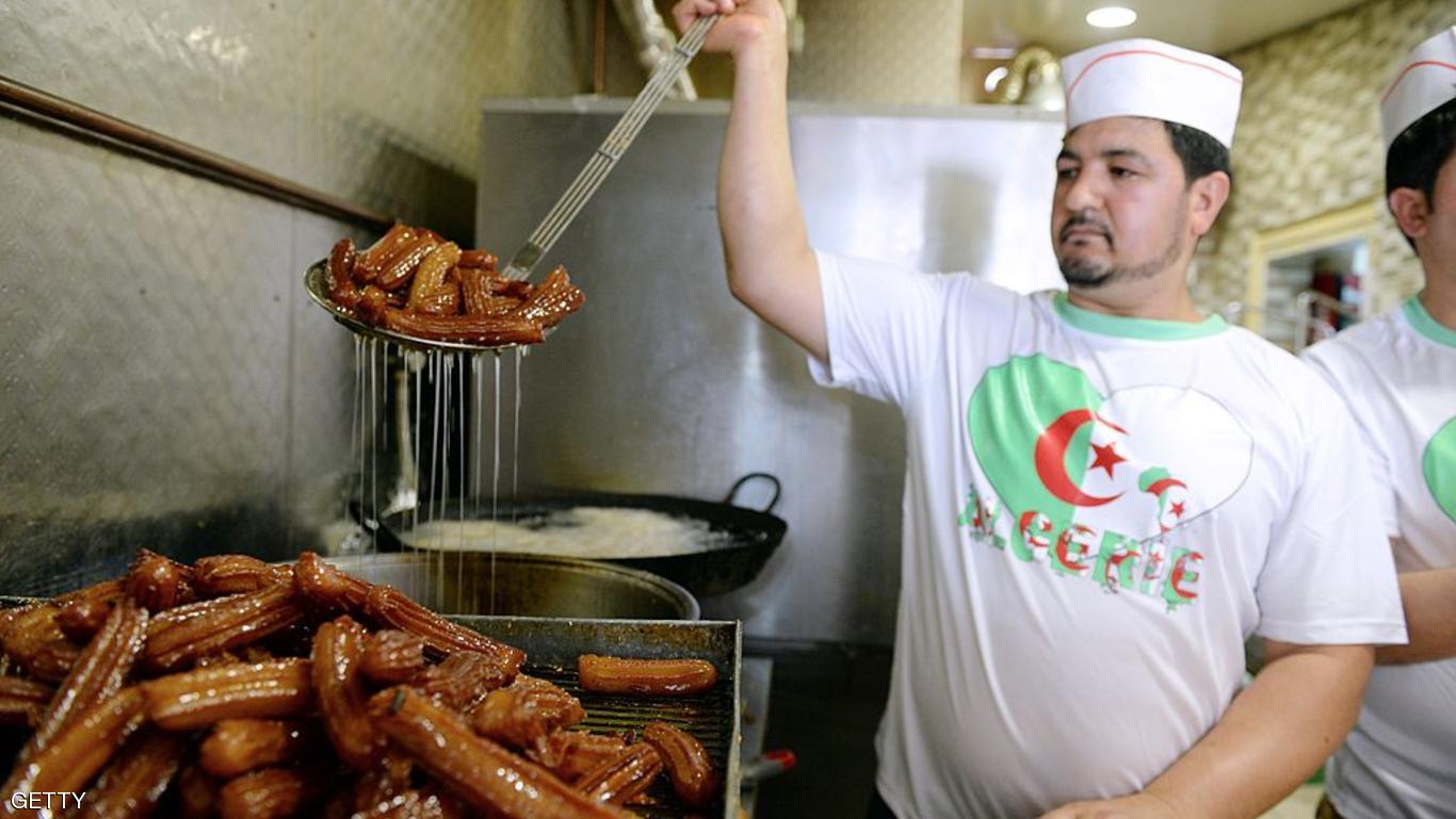 عامل جزائري يقلي حلويات رمضانية