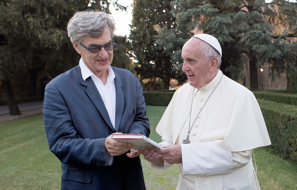 فيم فيندرز يتواصل مع البابا فرنسيس