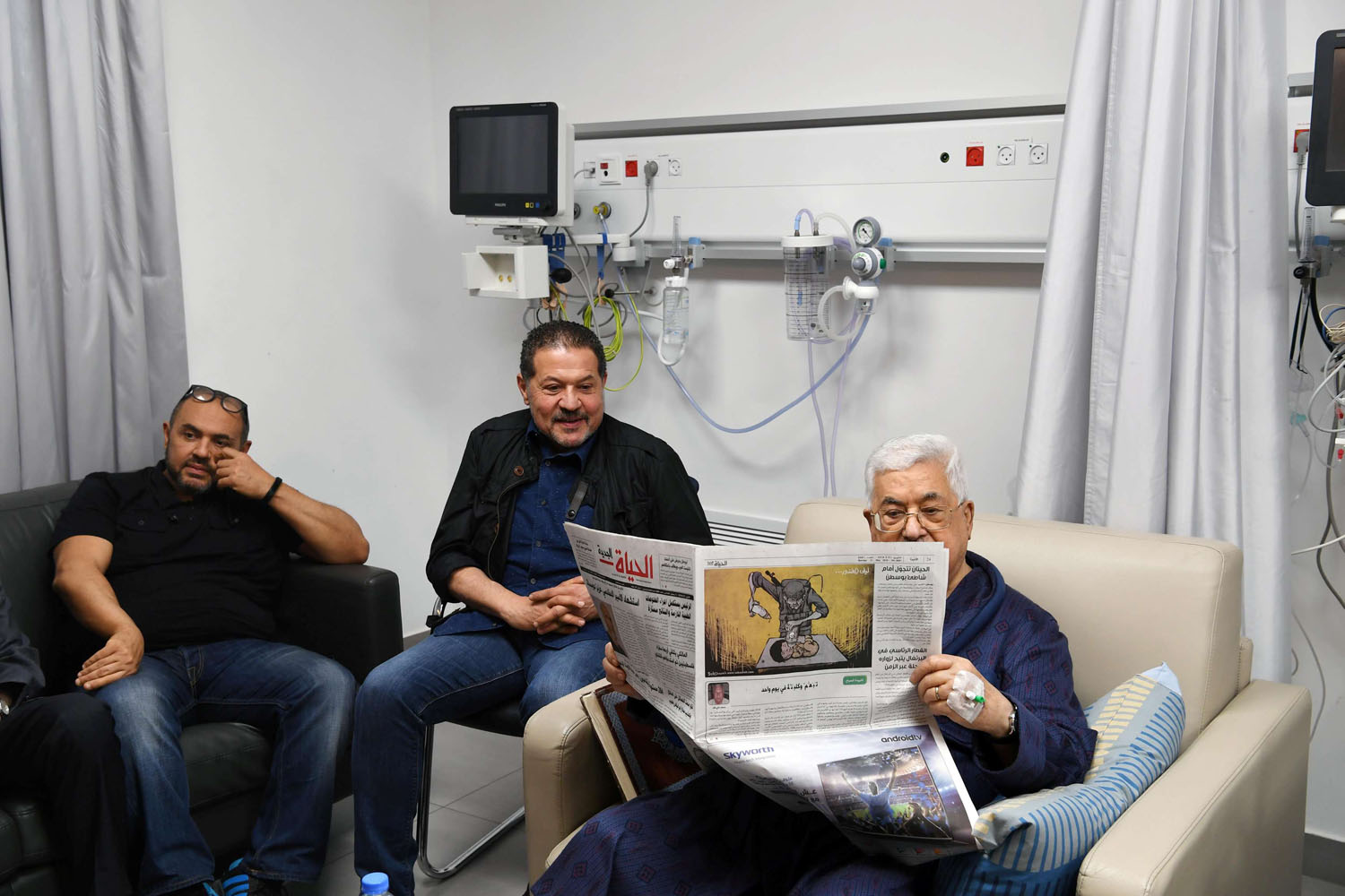 الرئيس الفلسطيني عباس في المستشفى مع ولديه