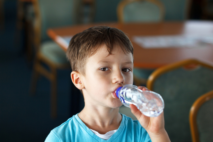 طفل يشرب من عبوة بلاستيكية