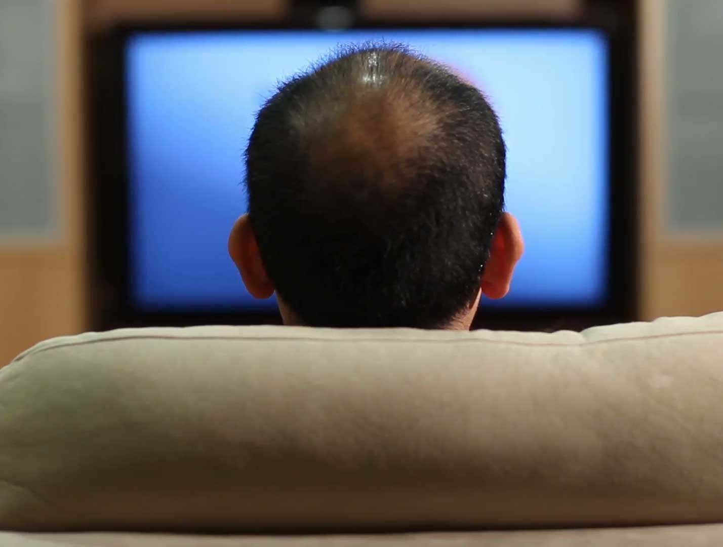 رجل يشاهد التلفاز